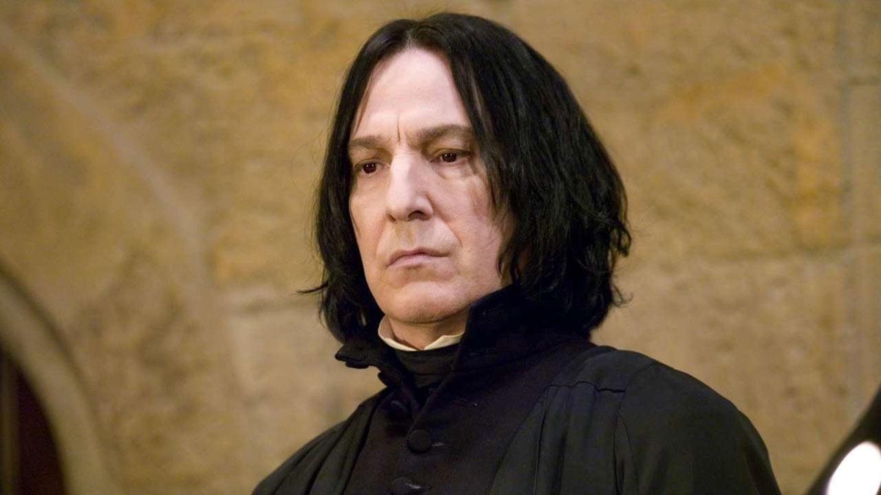 Alan Rickman incarne Severus Rogue dans les films Harry Potter.