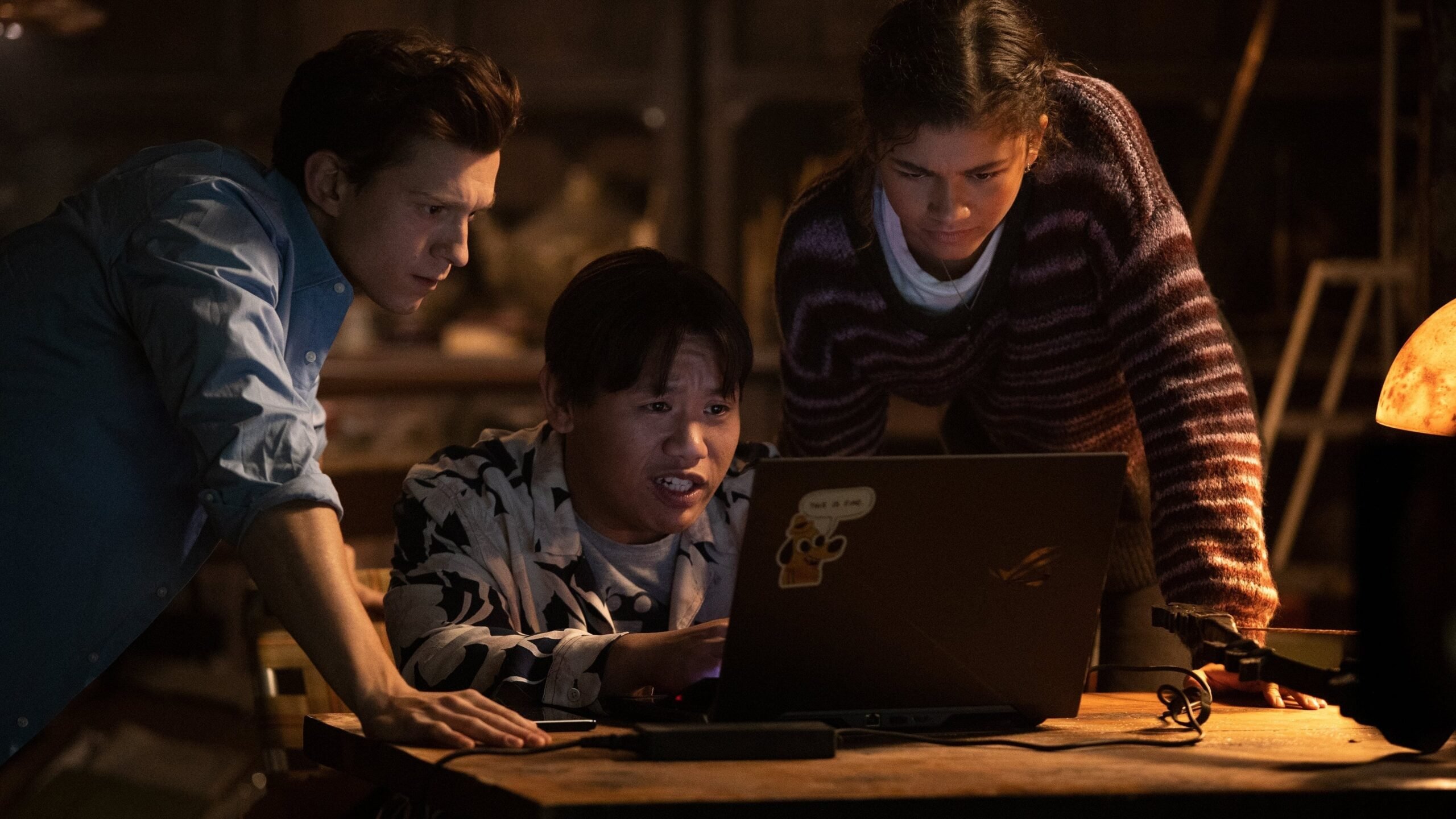 Image de Peter Parker (Tom Holland), MJ (Zendaya) et Ned Leeds (Jacob Batalon) devant un PC dans Spider-Man: No Way Home.