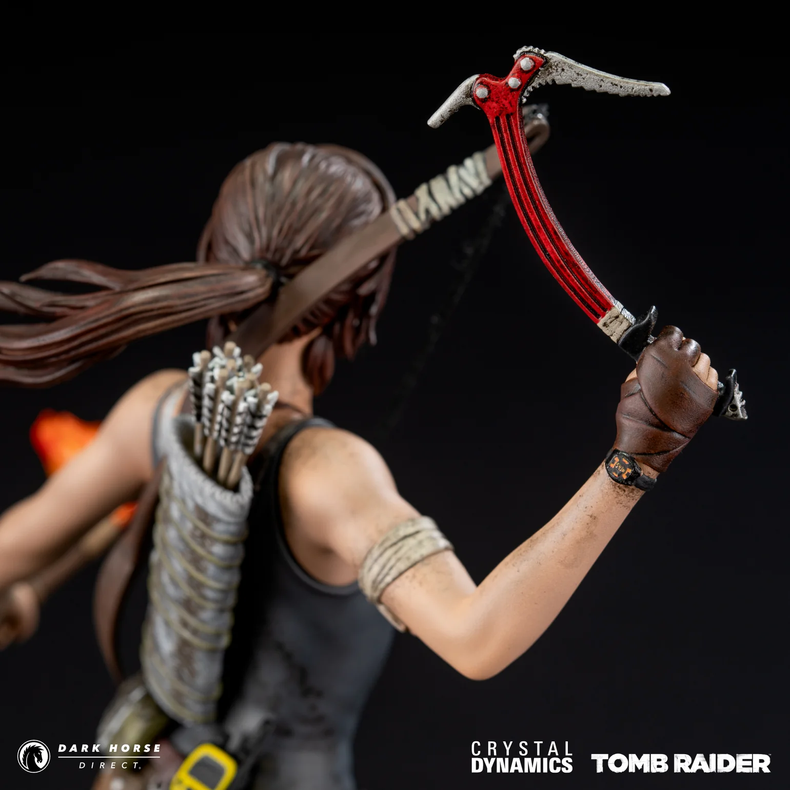 Plan serré sur la pioche tenue pour la Lara Croft sur la statuette de Tomb Raider (2013) fabriquée par Dark Horse.