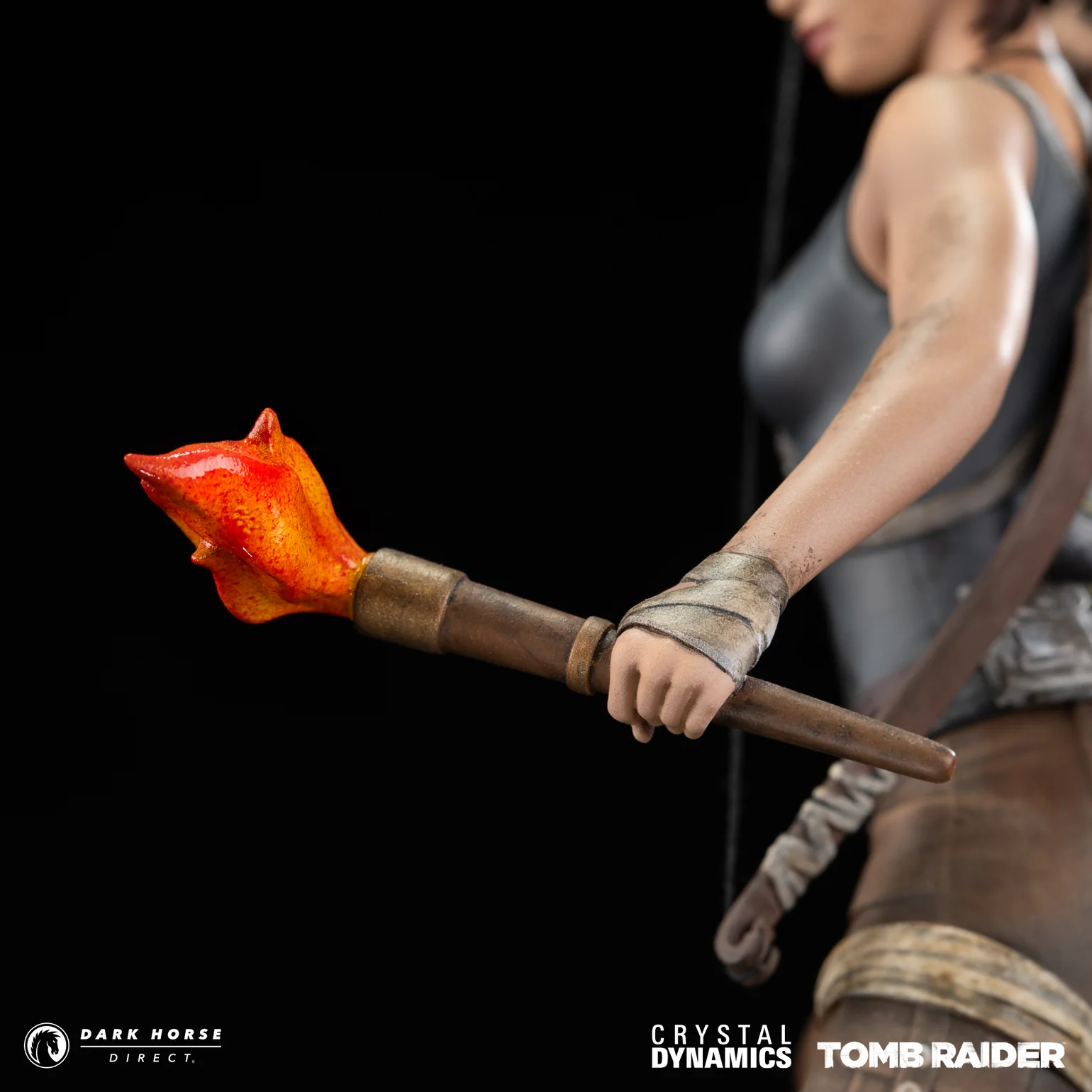 Plan serré sur la torche tenue pour la Lara Croft sur la statuette de Tomb Raider (2013) fabriquée par Dark Horse.