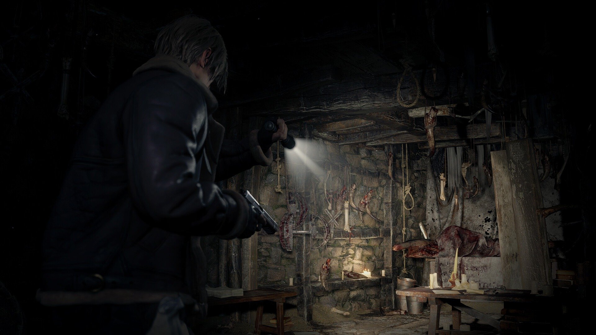 Image de Leon dans Resident Evil 4 Remake explorant la cave au début du jeu