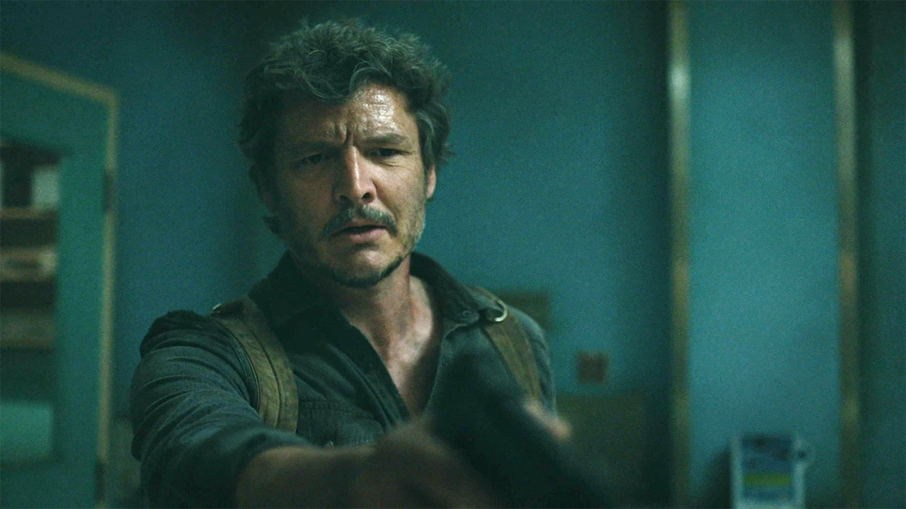 The Last of Us : Joel menaçant les infirmères de son pistolet à la fin de la saison 1 de la série HBO.