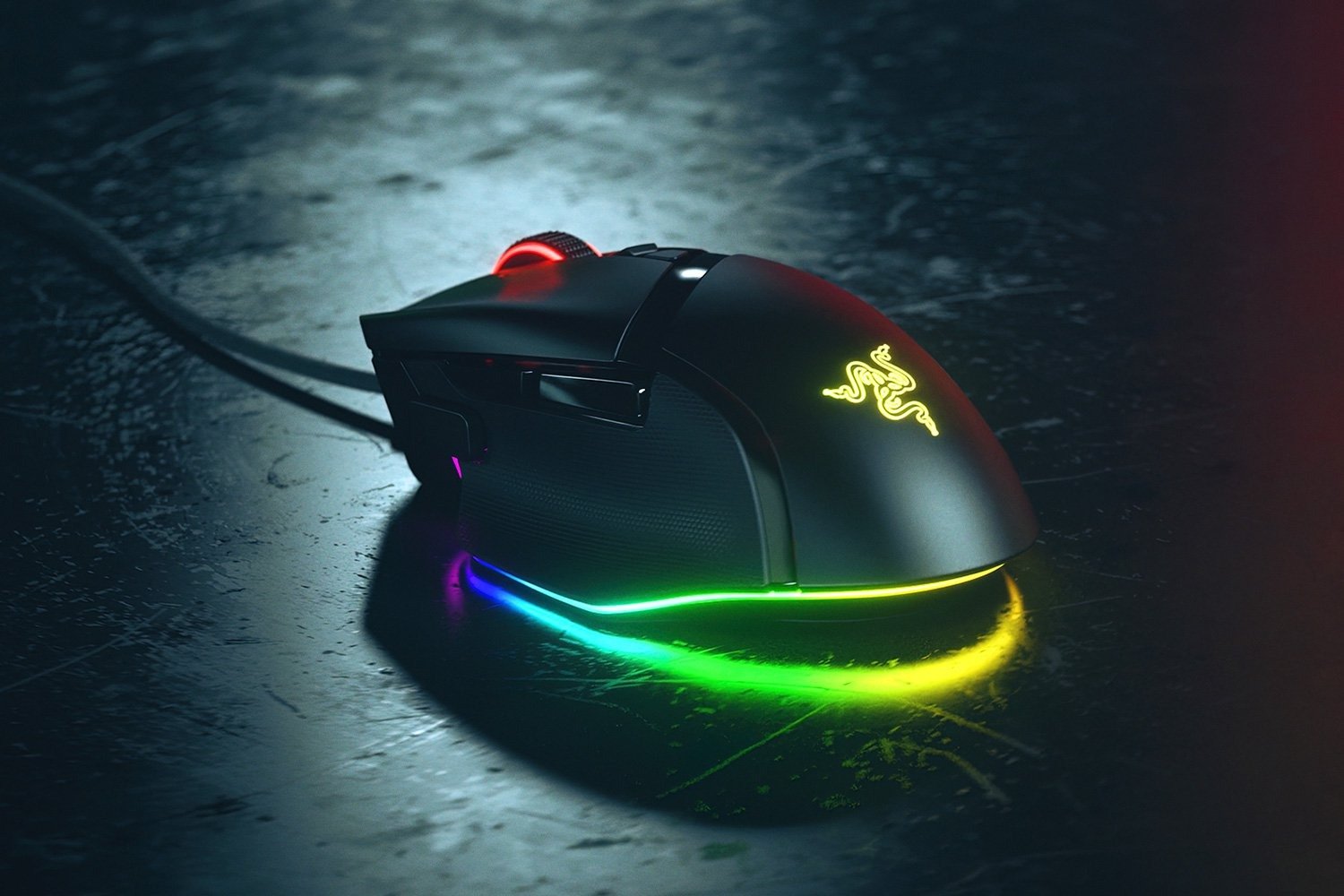 Razer Balistik V3 : Photographie de la souris avec un joli éclairage RGB.