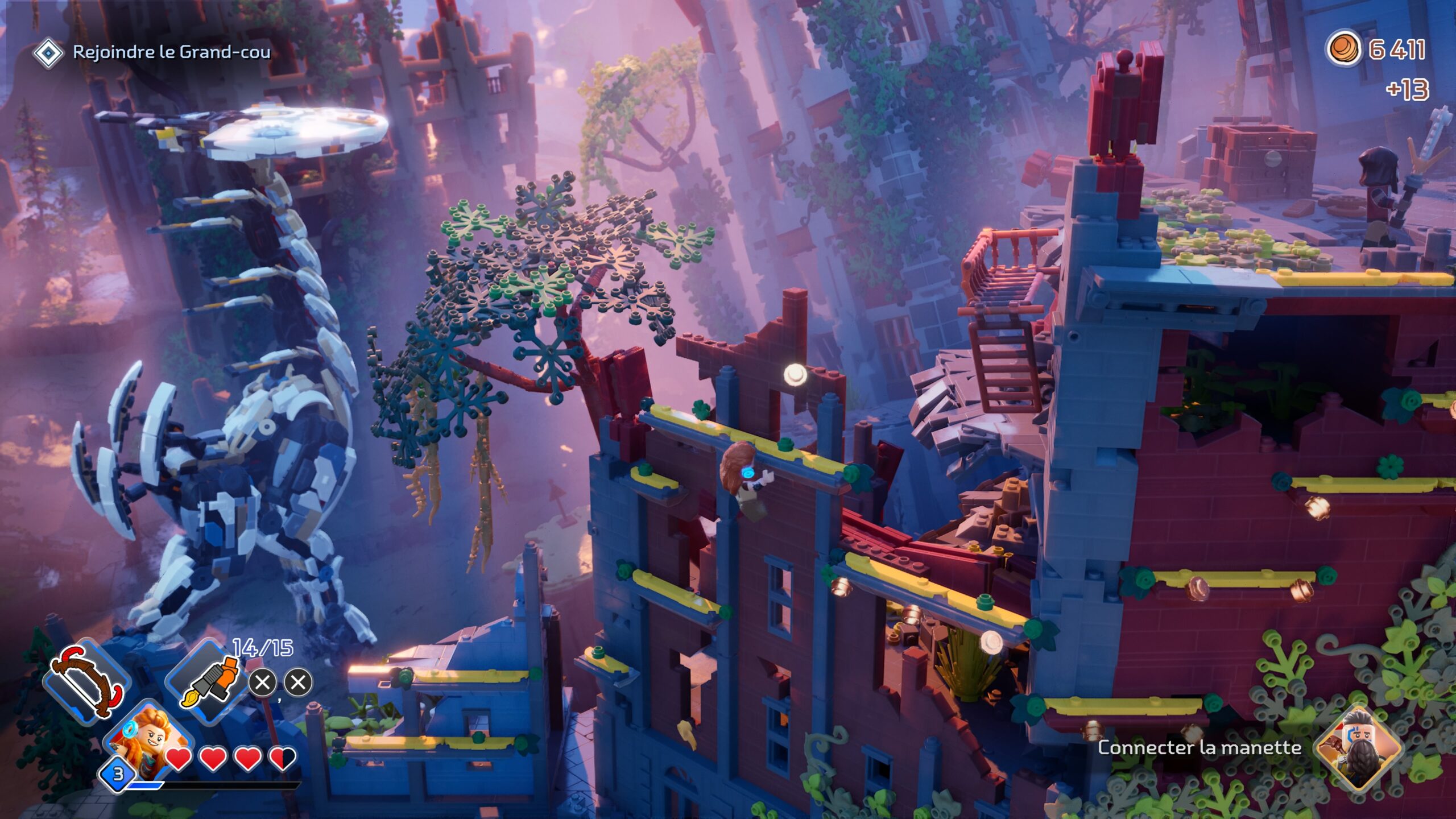 Aloy escalade les ruines d'un bâtiment dans LEGO Horizon Adventures.