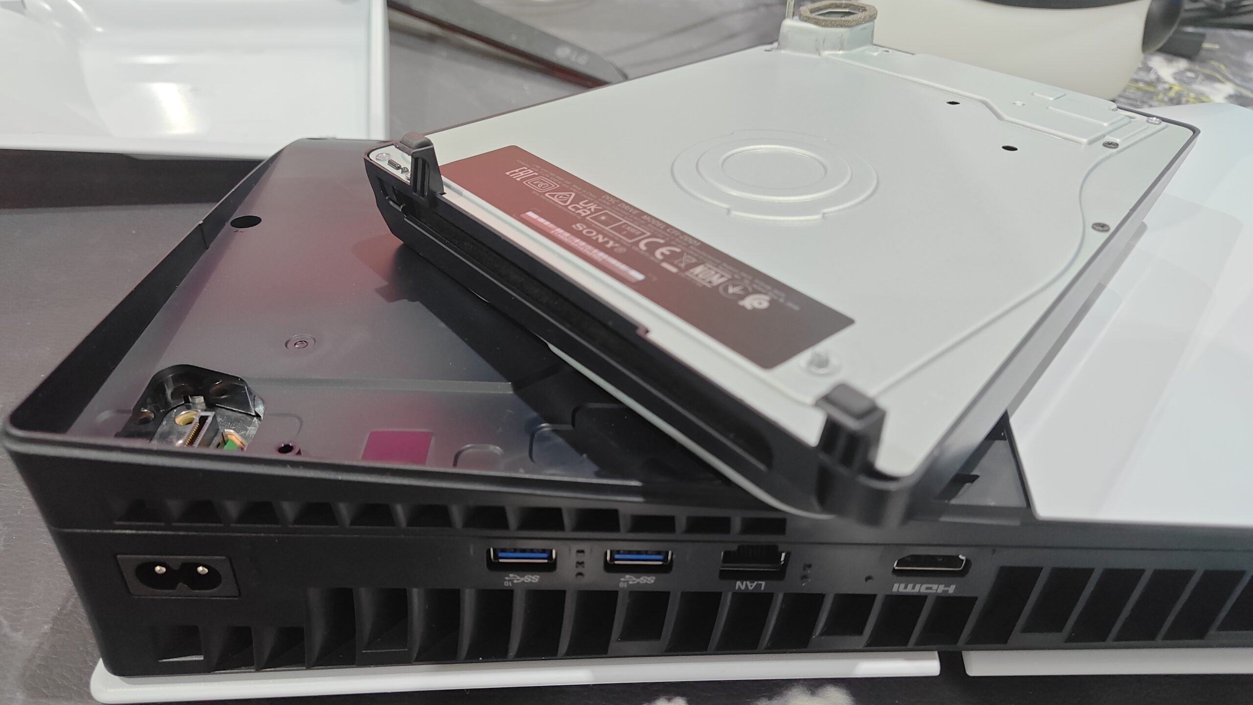 PS5 Slim : le lecteur de disque amovible pose de gros doutes sur