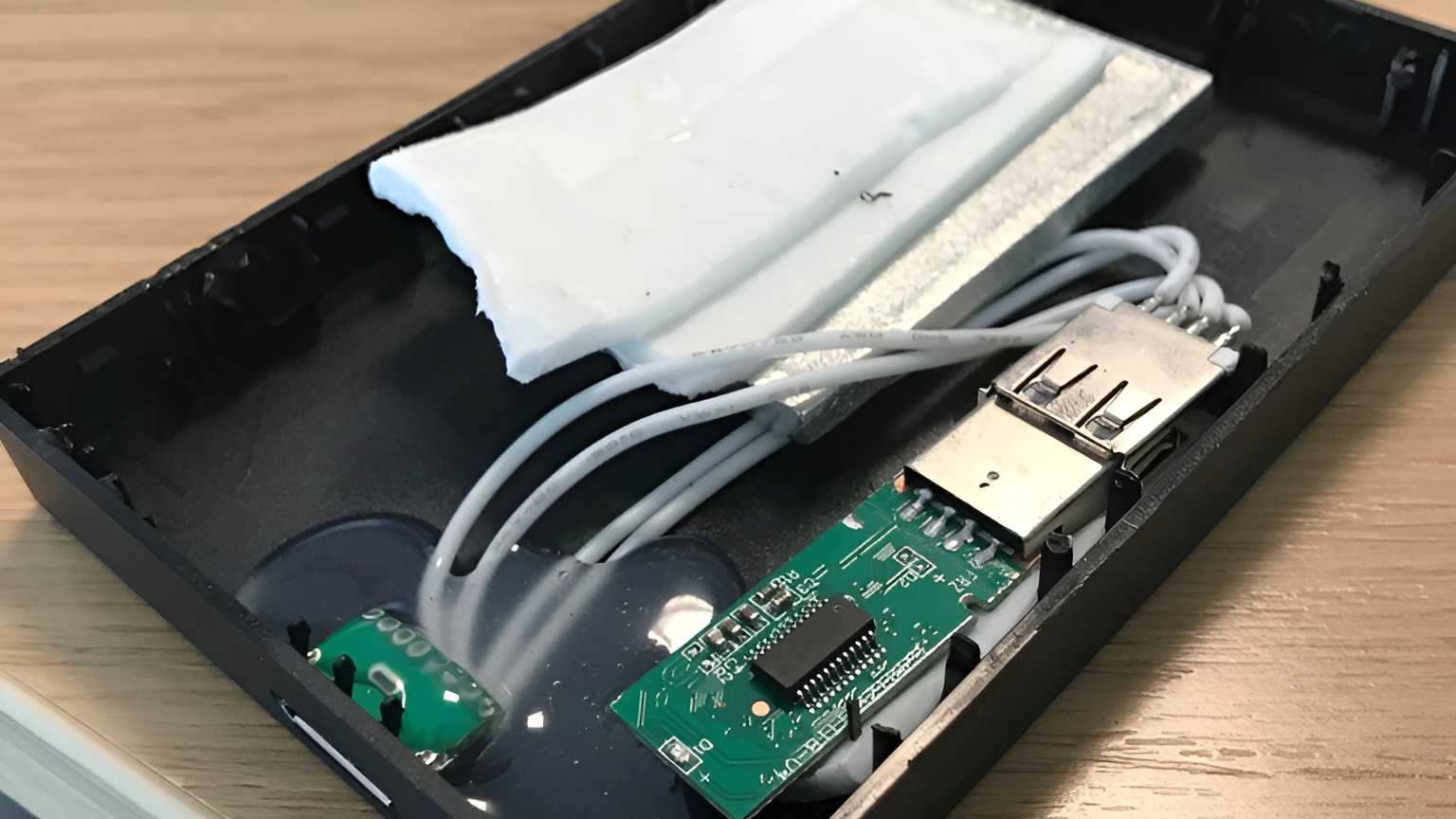 Un joueur dévisse son disque dur défectueux et il n'en croit pas ses yeux quand il voit ce qui se trouve à l'intérieur