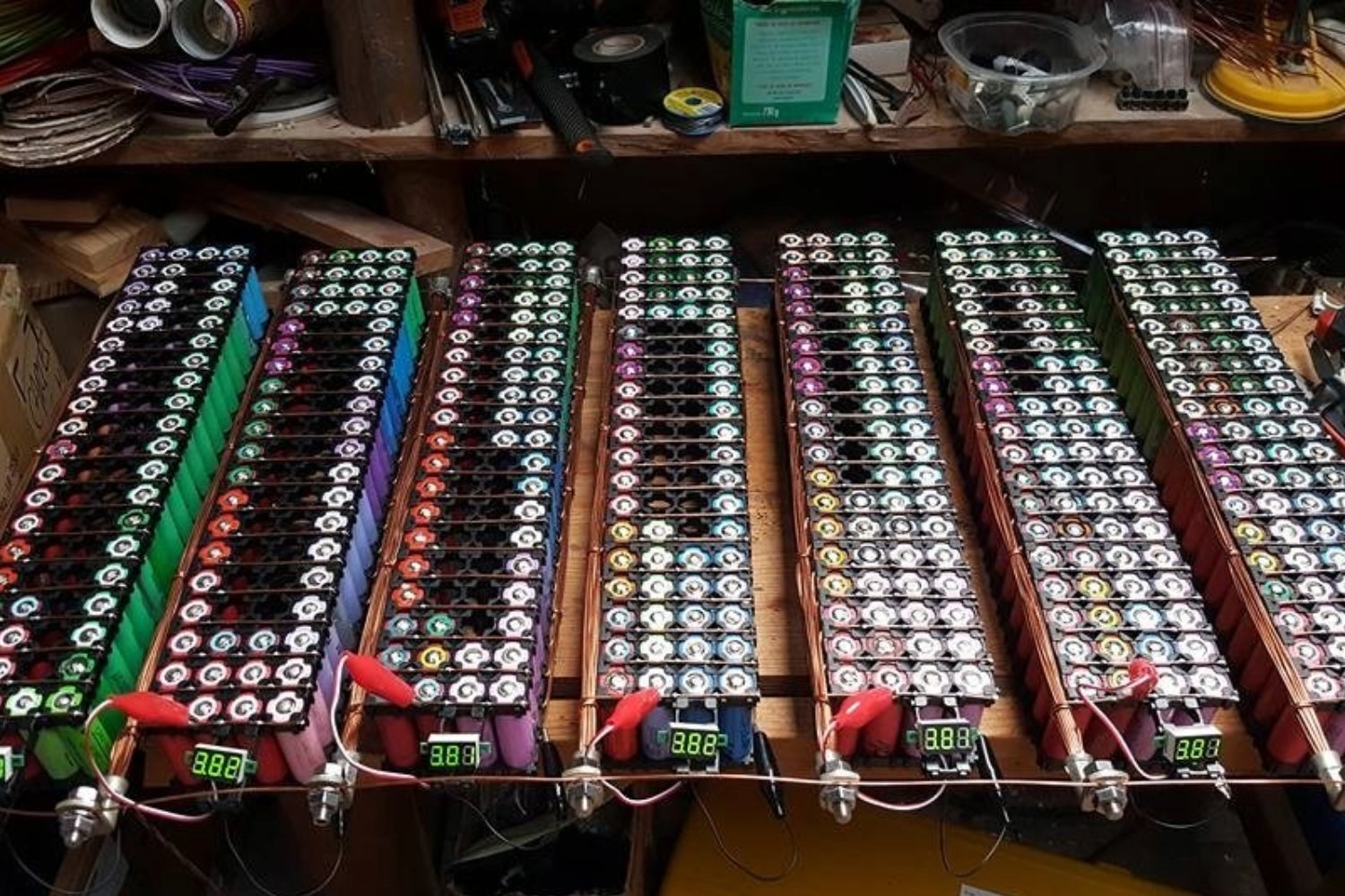 Il alimente sa maison avec 650 batteries d'ordinateurs portables depuis presque 10 ans