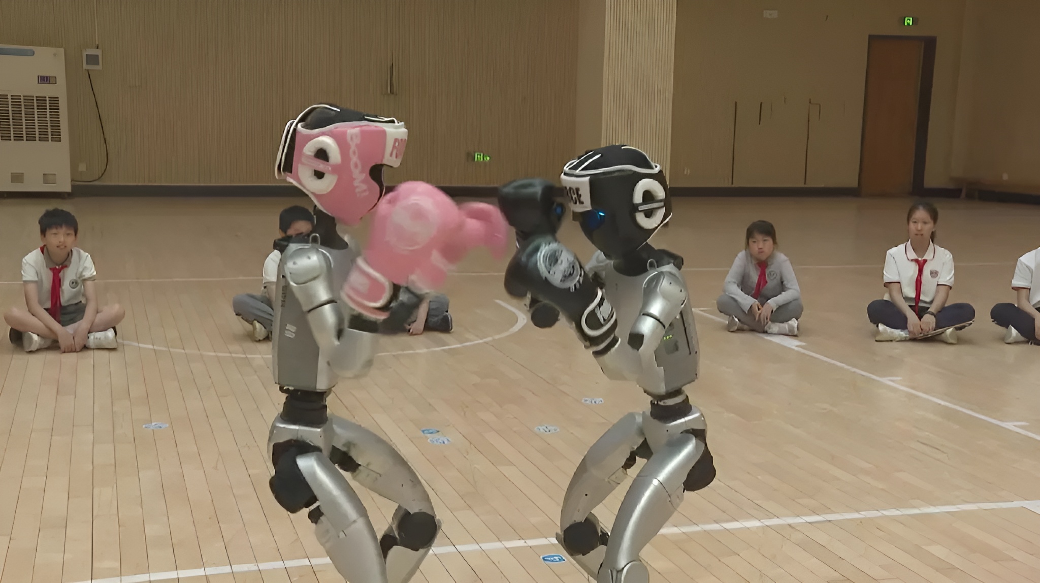 Des humanoïdes chinois montrent leurs compétences de combat avec le tournoi mondial de boxe entre robots