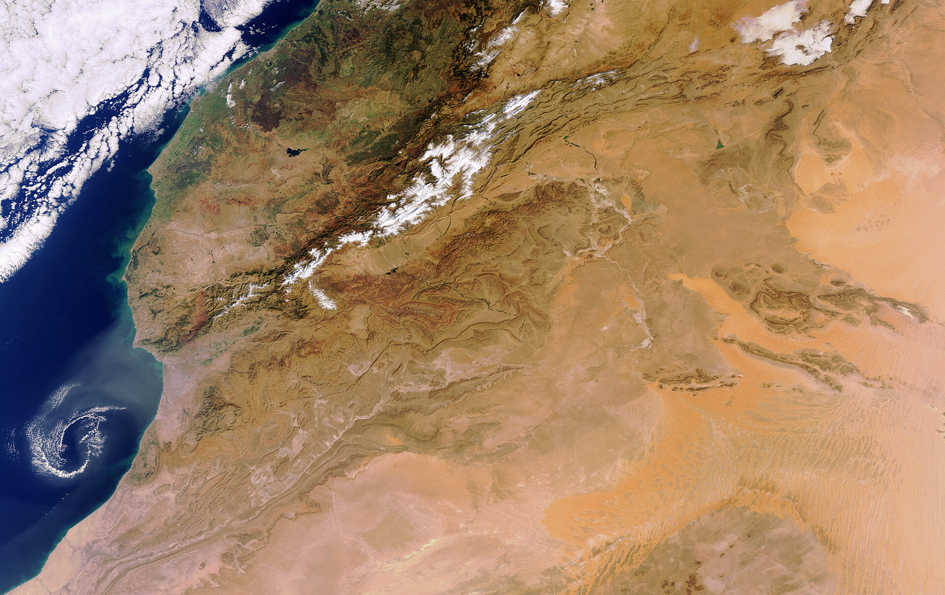 Une caméra spatiale découvre de mystérieux symboles dans un désert lointain