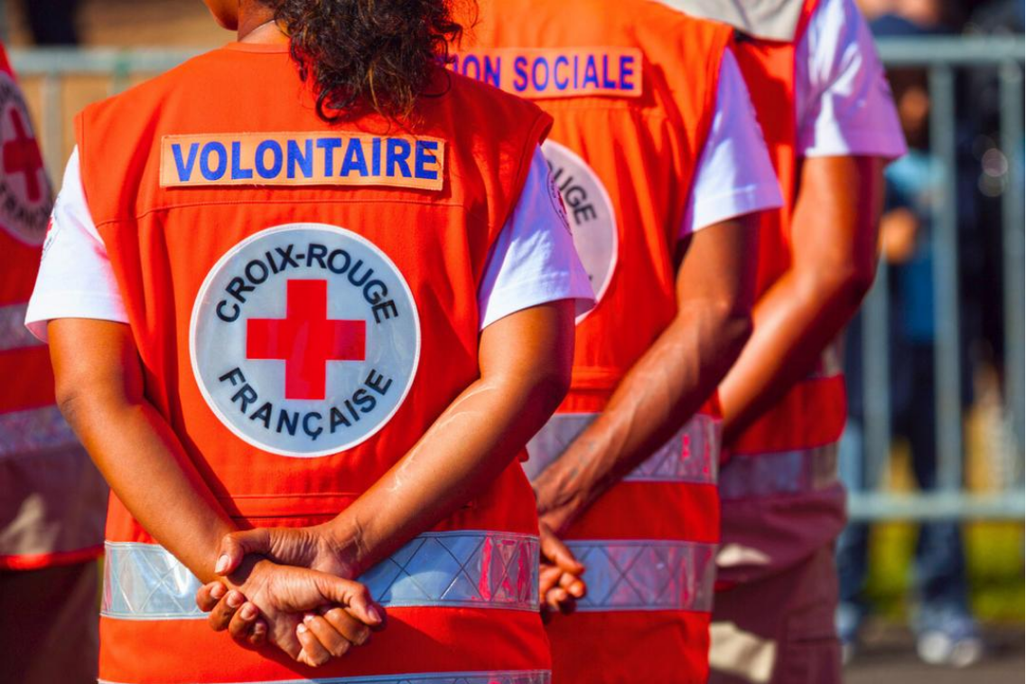 La Croix Rouge alarme et demande aux Français de se préparer à la menace climatique avec un « sac d'urgence »