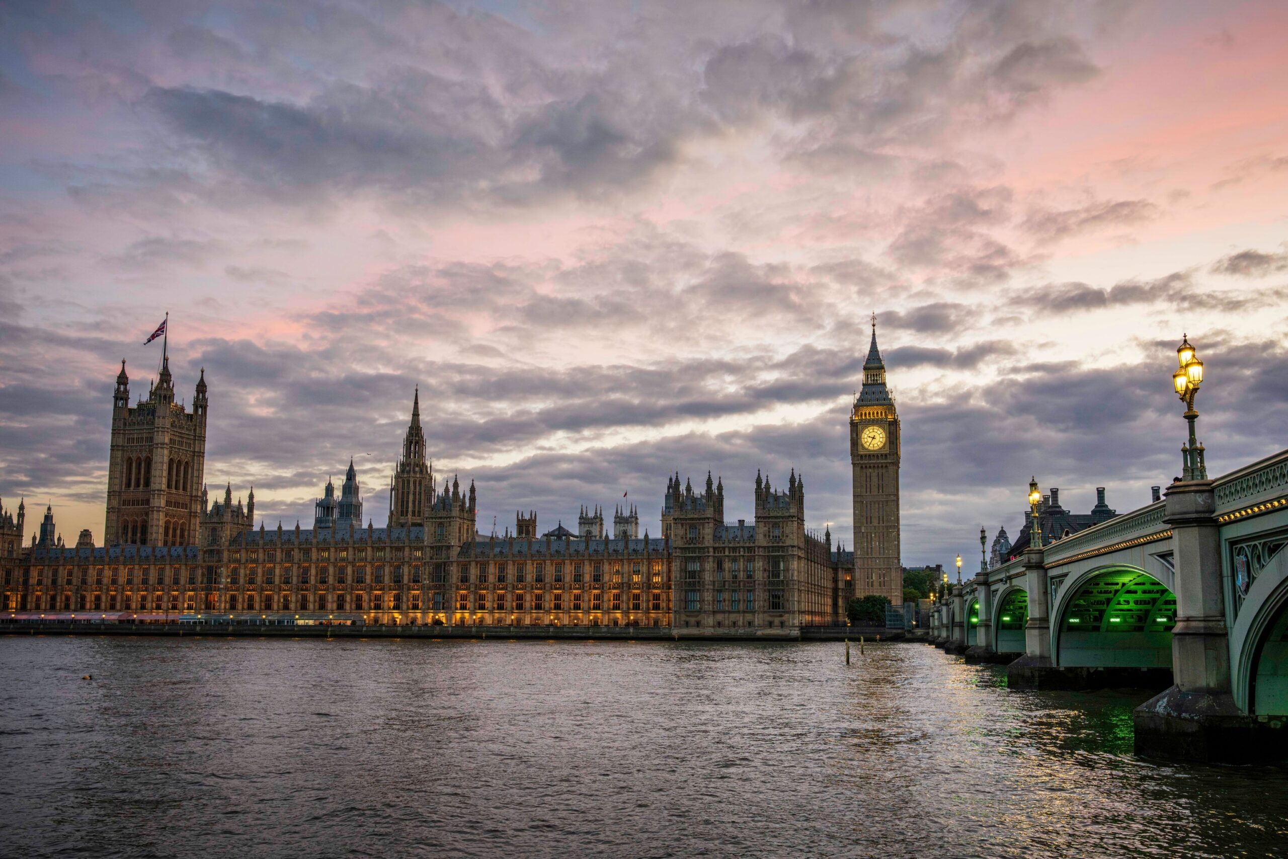 L'Angleterre vit une invasion jamais vue, et ce sont des créatures qui dévorent tout sur leur passage