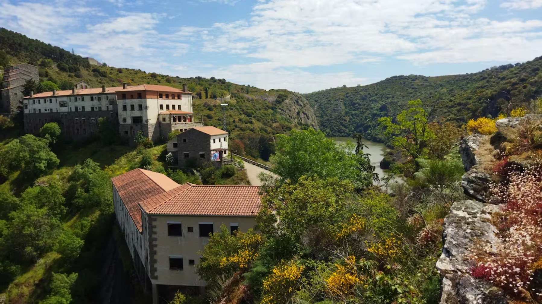 Il achète un village entier pour le prix d'un appartenant, le projet est fou !