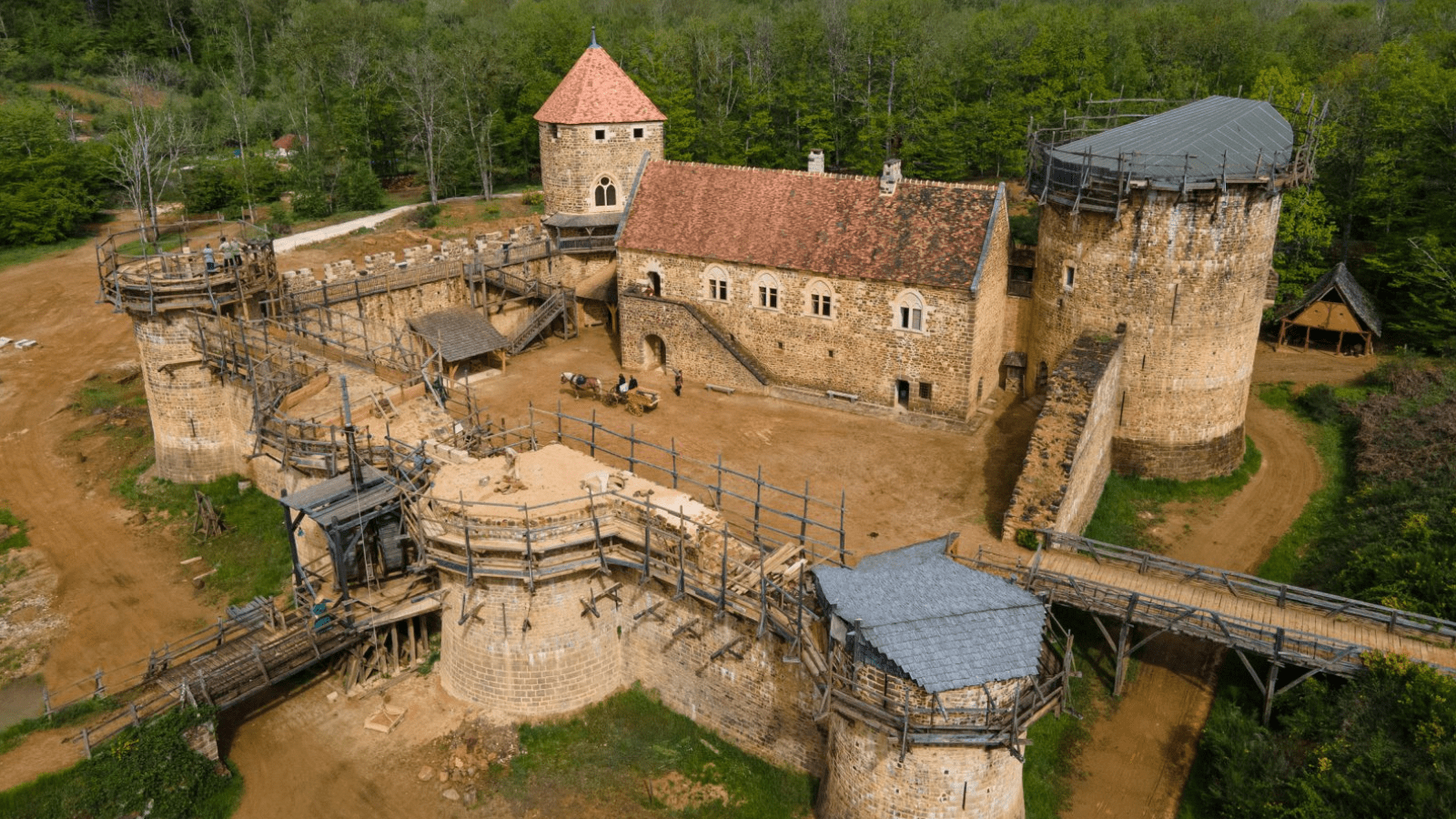 « C'était un rêve » Depuis 30 ans, ces Français construisent un château digne du Moyen Âge