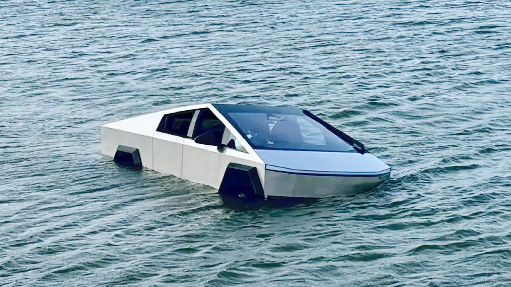 Un conducteur de Tesla Cybertruck arrêté après avoir roulé dans un lac pour utiliser le mode amphibie du véhicule