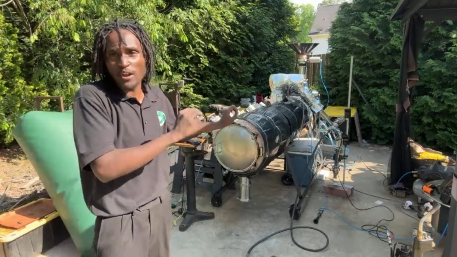 À 21 ans, un scientifique autodidacte a inventé une machine expérimentale et révolutionnaire qui transforme les déchets plastiques en carburant