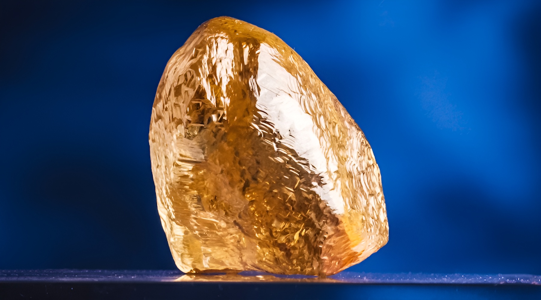 Des mineurs déterrent un diamant jaune de 158 carats vieux de 2 milliards d'années et valant plusieurs millions d'euros