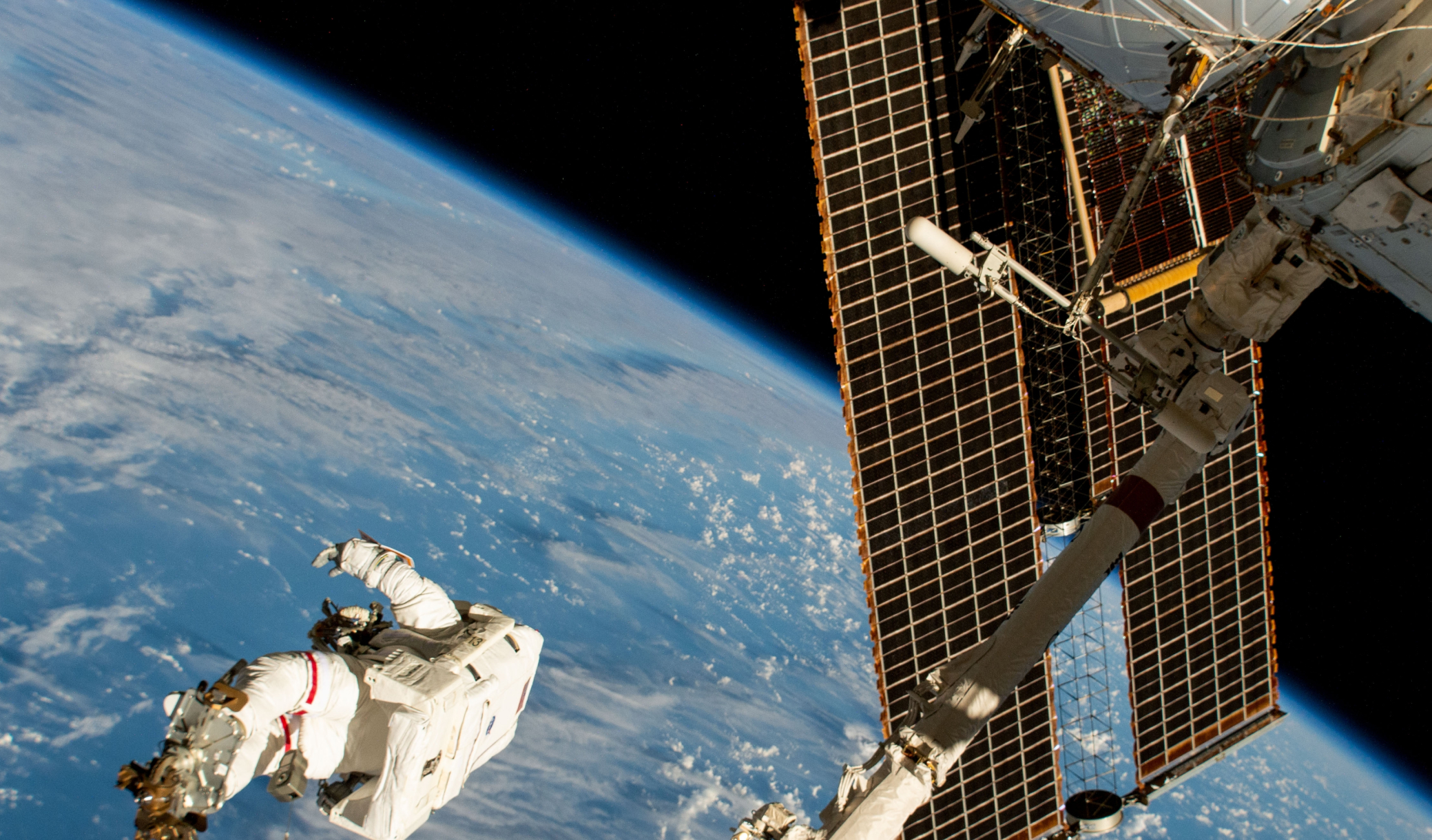 De la mousse a survécu 283 jours sur la coque de l'ISS : les biologistes n'en espéraient pas autant, et ça change tout pour Mars