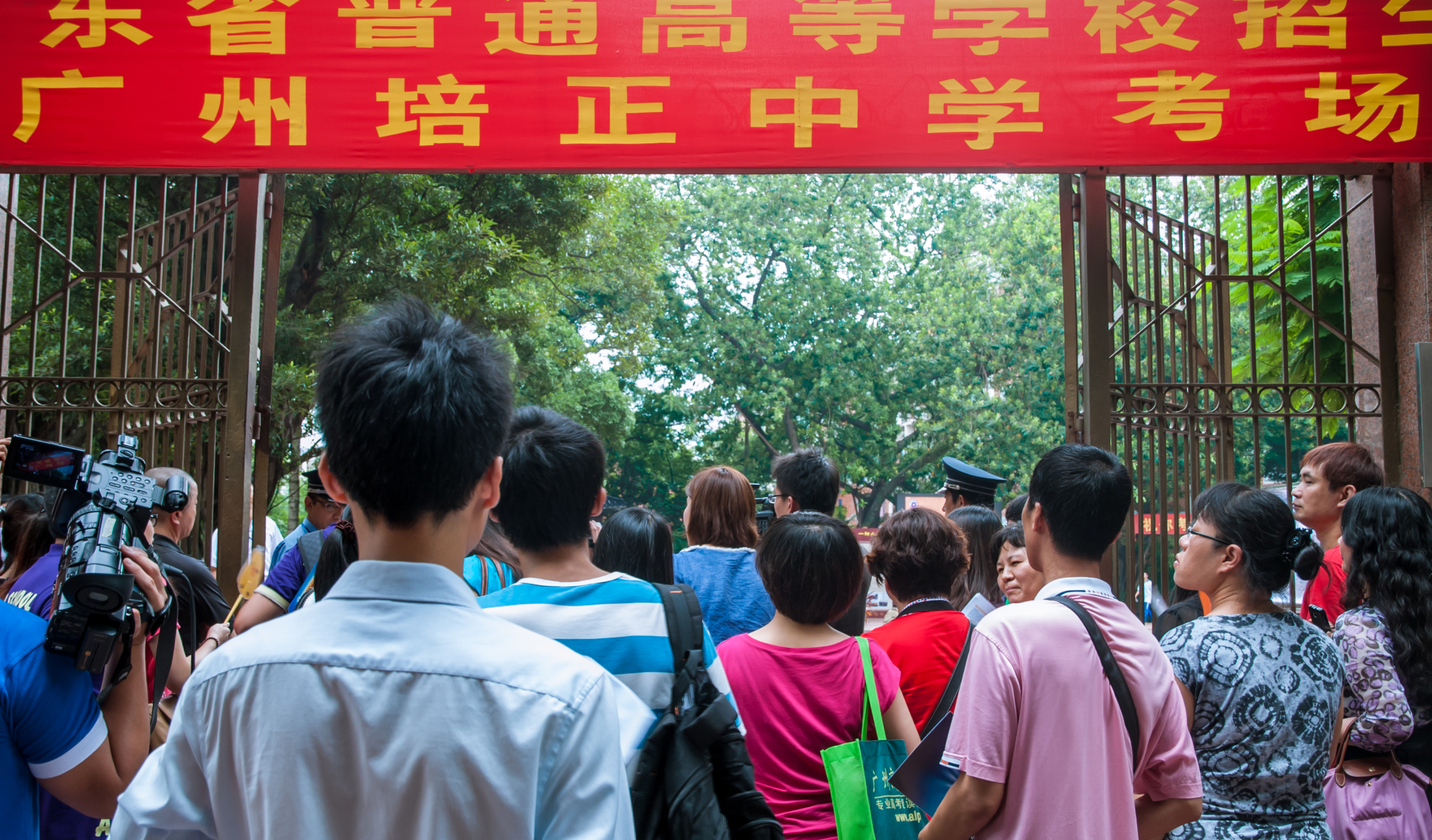« Je suis un peu anxieux » : 12,9 millions de jeunes chinois affrontent le gaokao, ce concours qui décide d'une vie entière en deux jours
