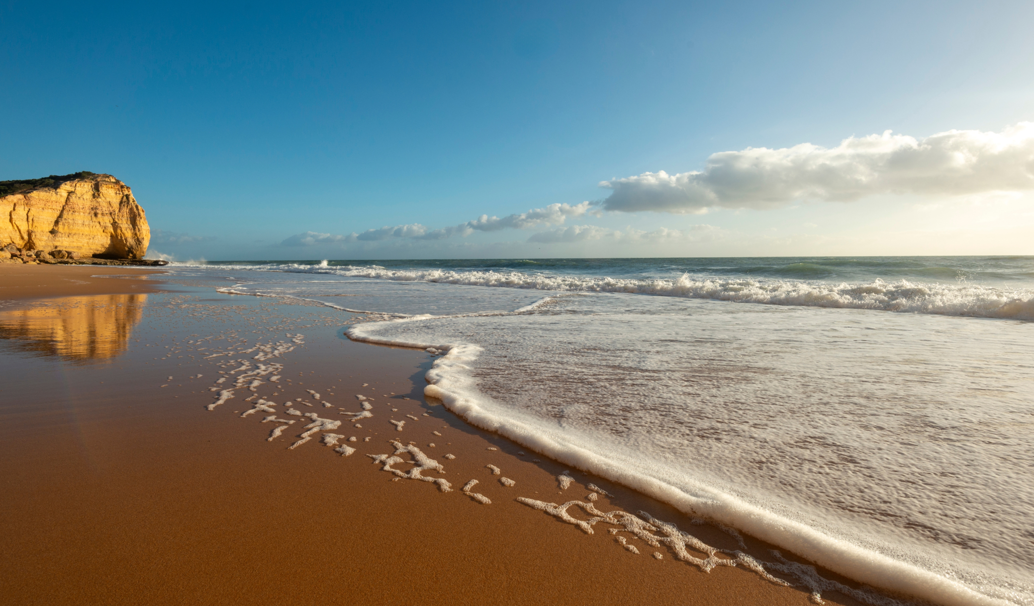 Algarve : le Portugal déplace 2,2 millions de tonnes de sable pour sauver ses plages : les ingénieurs révèlent le coût réel