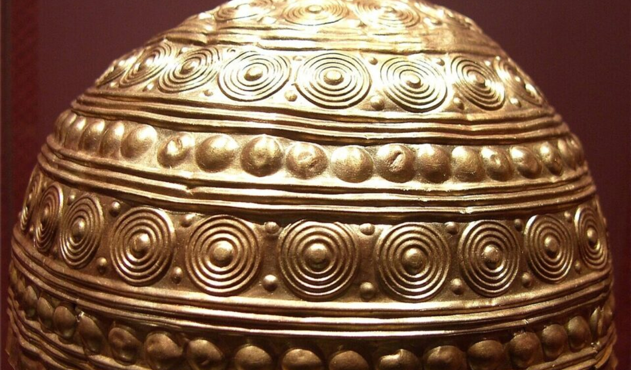 Découverte d'un casque d'or de l'âge de bronze : cet espagnol construisait un abri quand il l'a trouvé
