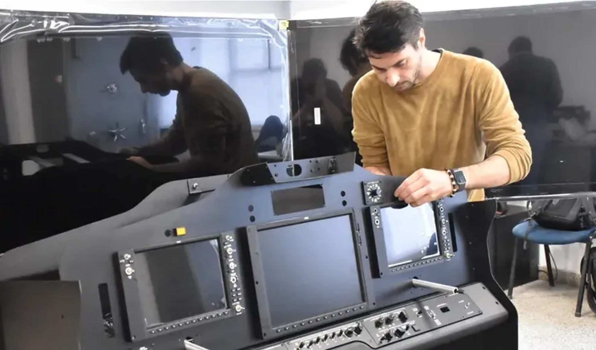 Ce passionné a fabriqué un simulateur de Boeing 737 dans sa chambre d'ado, aujourd'hui les pilotes s'entraînent sur ses machines