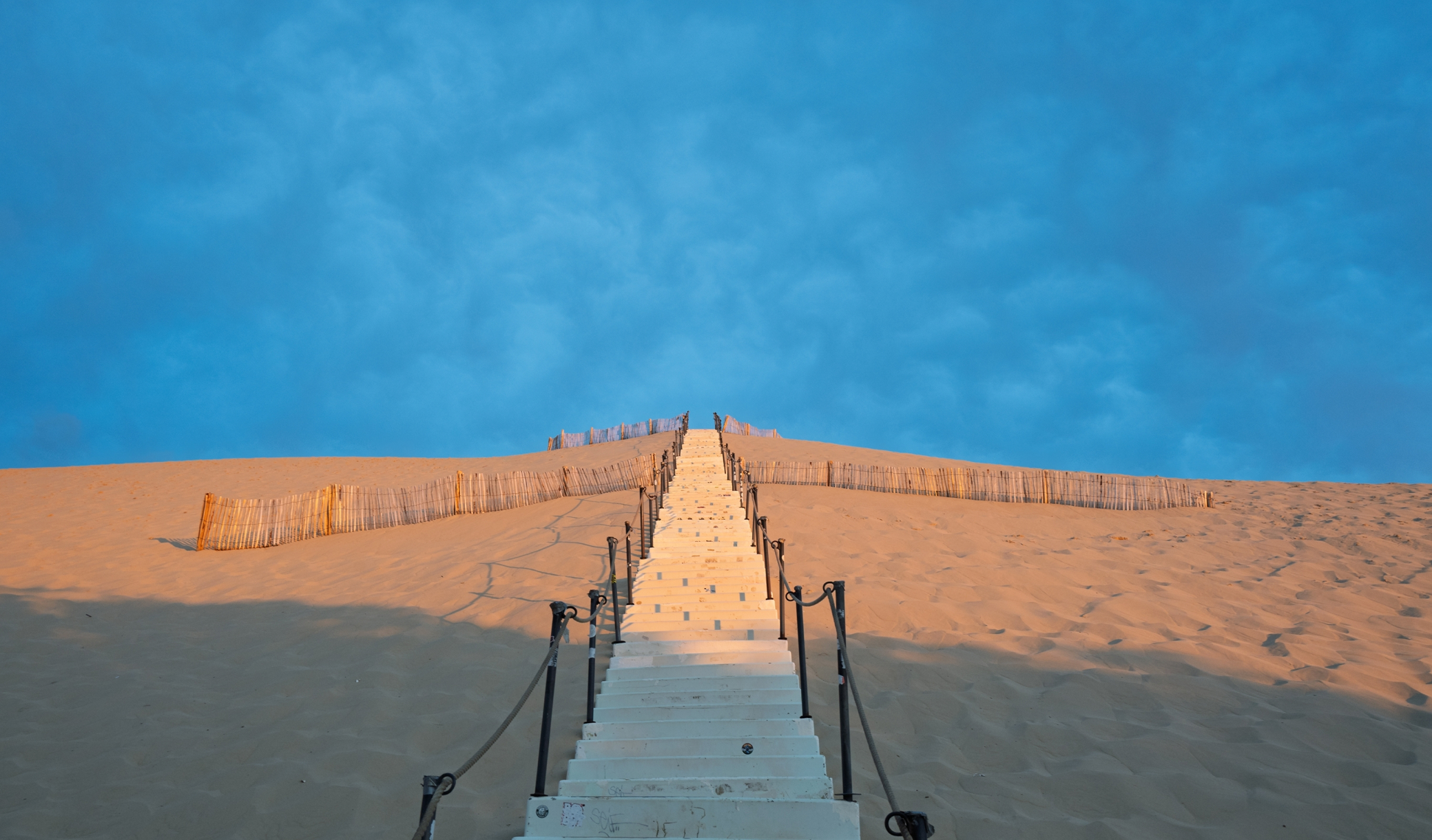 Après 30 ans de montées, l'escalier de la dune du Pilat disparaît : les habitués découvrent ce qui va le remplacer
