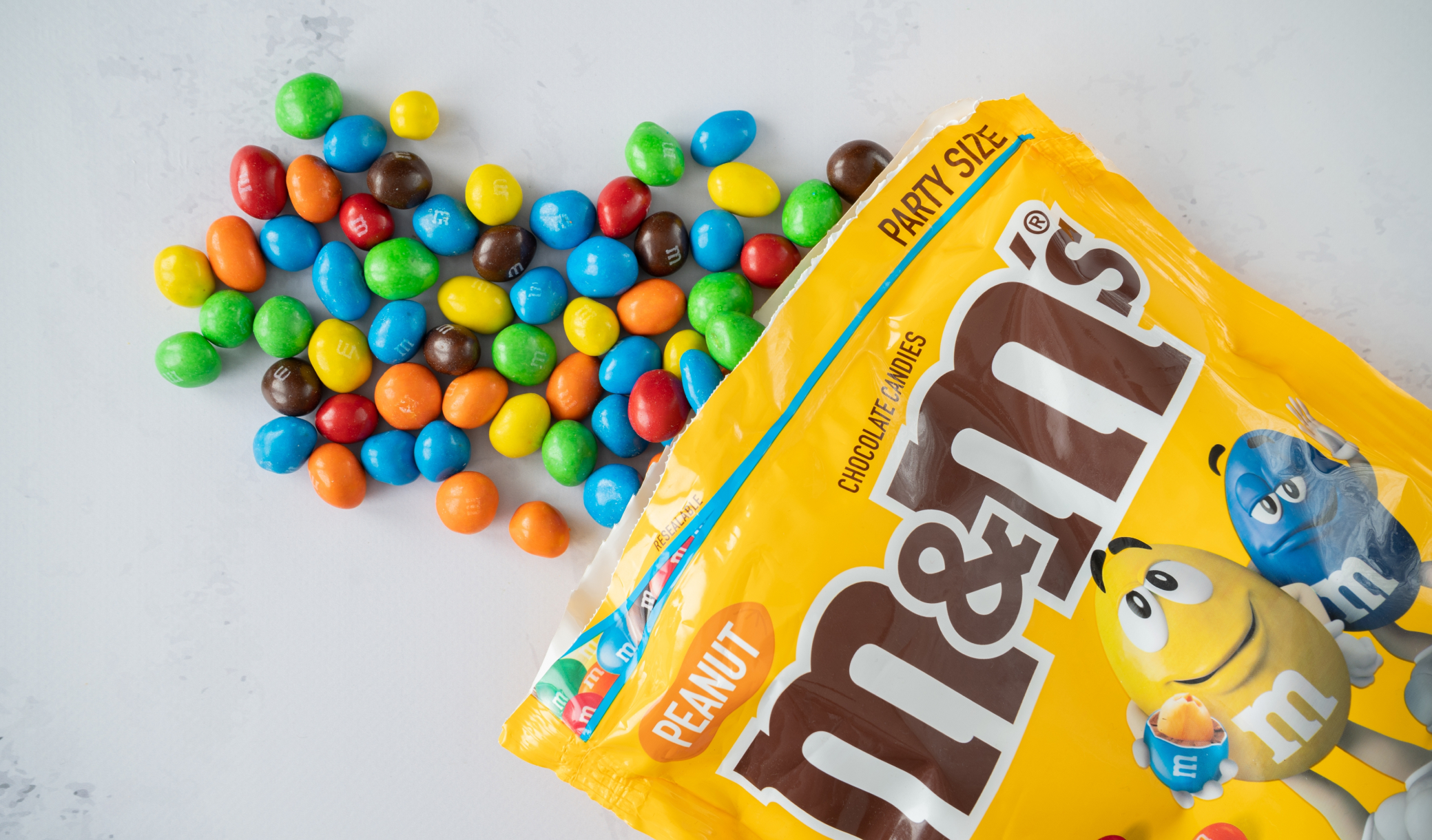 Adieu les M&M's bleus et marrons : Mars supprime les colorants artificiels et deux couleurs emblématiques disparaissent des sachets