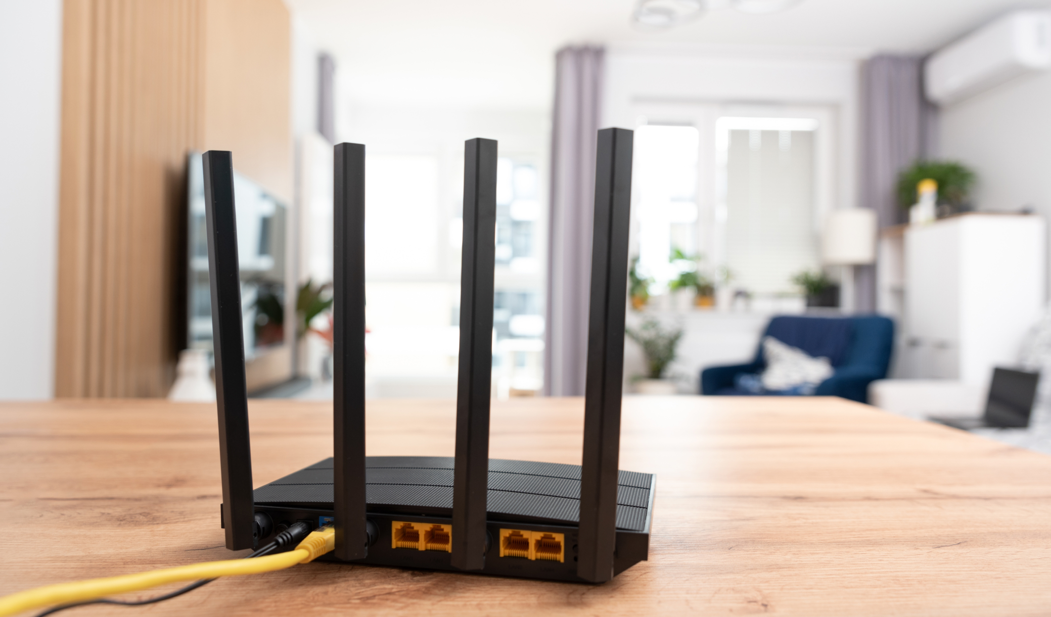 Pourquoi de plus en plus de gens placent du papier aluminium sous leur routeur WiFi, et ce que ça change vraiment sur le débit