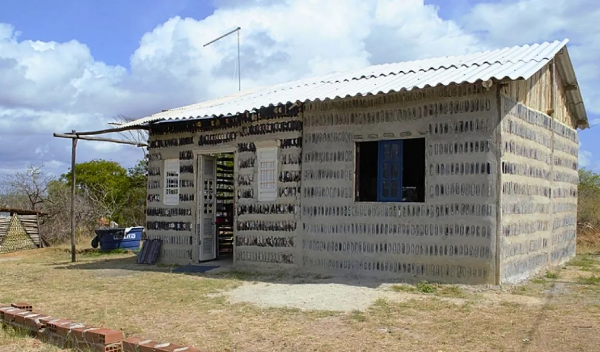 Oubliez les parpaings : cette mère et sa fille ont empilé 8 000 bouteilles en verre pour construire une maison de 7 chambres habitables