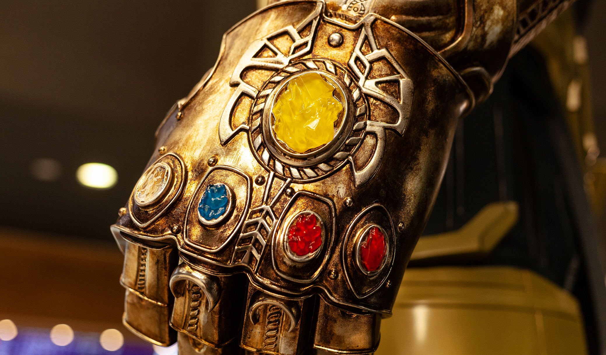 Une reproduction du Gant de l'Infini décorée de gemmes Marvel en vente aux enchères à Abu Dhabi